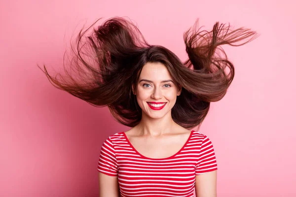 Foto de jovem atraente voando perfeito cabelo saudável satisfeito isolado no fundo cor-de-rosa — Fotografia de Stock