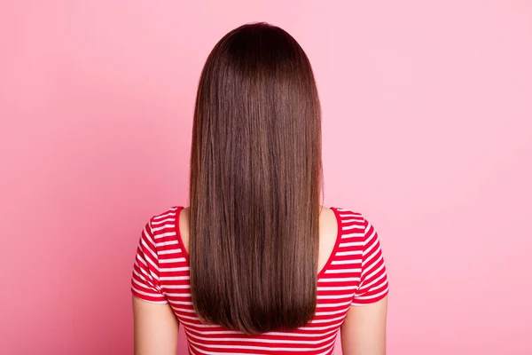 Close up ritratto di persona senza nome dietro le spalle capelli a strisce t-shirt isolato su sfondo di colore rosa — Foto Stock