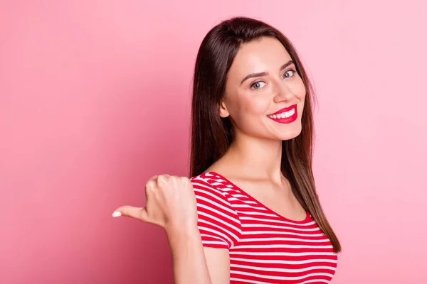Close up ritratto di persona deliziata indicare pollice spazio vuoto sorriso dentato isolato su sfondo di colore rosa — Foto Stock
