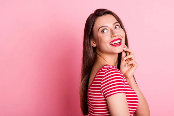 Primer plano perfil retrato de persona atractiva brazo en barbilla mirada espacio vacío aislado sobre fondo de color rosa —  Fotos de Stock