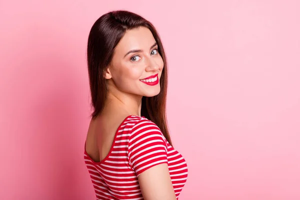 Perfil foto de pessoa satisfeita sorriso virar a cabeça para câmera desgaste listrado vermelho branco isolado no fundo cor-de-rosa — Fotografia de Stock