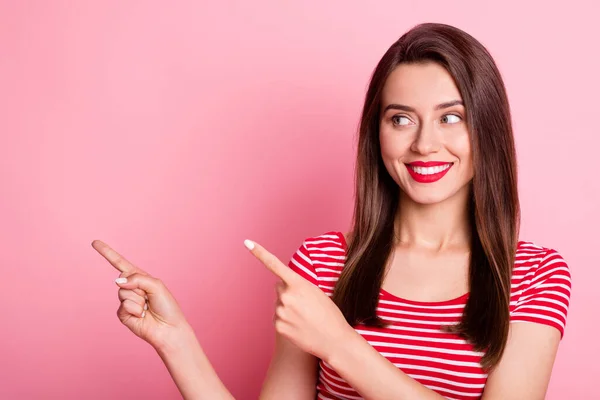 Foto von glücklich optimistisch schöne Mädchen aussehen Zeigefinger leeren Raum empfehlen isoliert auf pastellrosa Hintergrund — Stockfoto