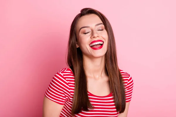 Retrato de funky atraente jovem senhora fechado olhos rir sorriso piada isolado no fundo cor-de-rosa — Fotografia de Stock
