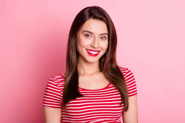 Fotografie atraktivní půvabná mladá dáma hezká tvář úsměv izolované na lesk pastel růžová barva pozadí — Stock fotografie