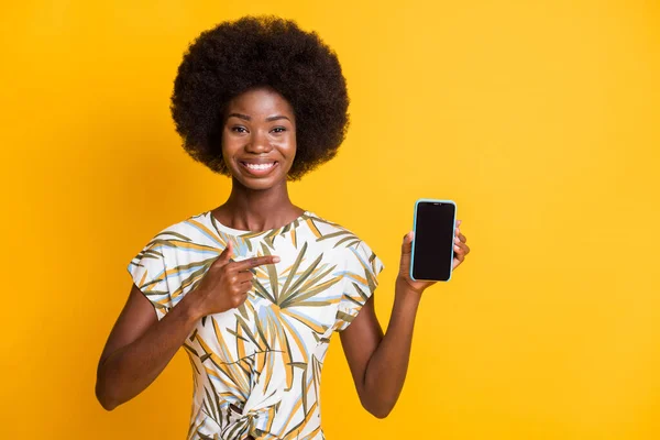 Foto van mooi schattig krullend haar dame punt telefoon slijtage print t-shirt geïsoleerd over gele kleur achtergrond — Stockfoto