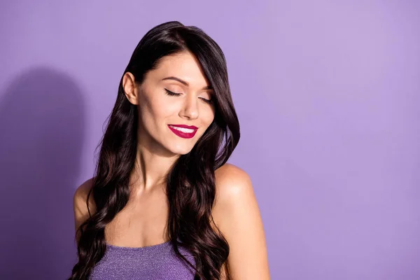 Foto retrato de mulher sonhadora isolado em fundo colorido roxo vívido com espaço em branco — Fotografia de Stock