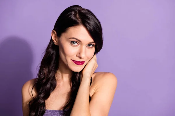 Foto retrato de menina bonito isolado no fundo colorido roxo vívido com espaço em branco — Fotografia de Stock