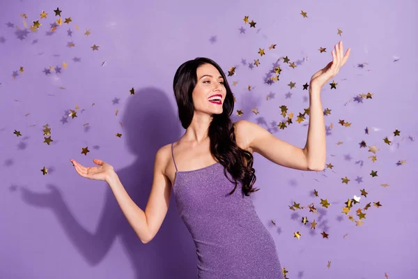 Foto de jovem encantador menina feliz sorriso positivo desfrutar de ar mosca serpentina confete isolado sobre cor roxa fundo — Fotografia de Stock