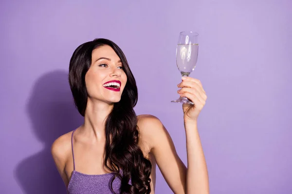 Φωτογραφία του νεαρού χαρούμενο κορίτσι χαρούμενο θετικό χαμόγελο απολαύσετε το κόμμα ποτό σαμπάνια απομονωμένη πάνω από μωβ φόντο χρώμα — Φωτογραφία Αρχείου
