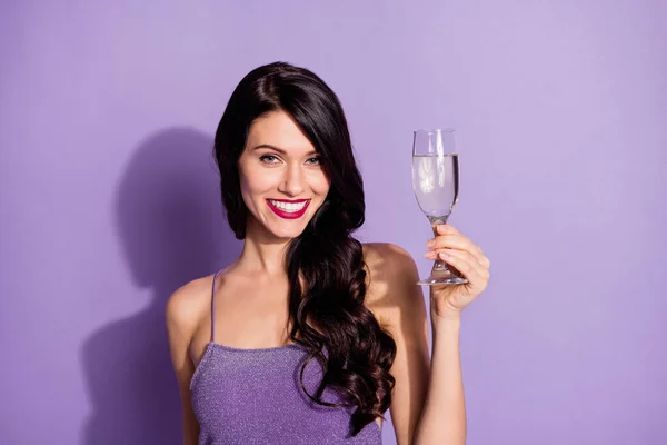 Photo de jeune femme charmante heureux sourire positif boire champagne fête célébration isolé sur fond de couleur violette — Photo