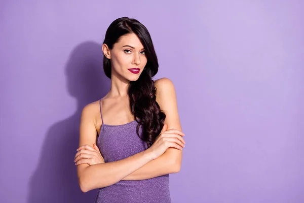 Foto di giovane ragazza attraente fiducioso mani piegate guardare splendida isolato su sfondo di colore viola — Foto Stock