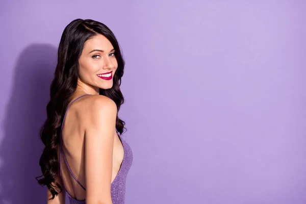 Foto del lado del perfil de la joven atractiva mujer feliz sonrisa positiva mirada hermosa impresionante aislado sobre fondo de color púrpura — Foto de Stock