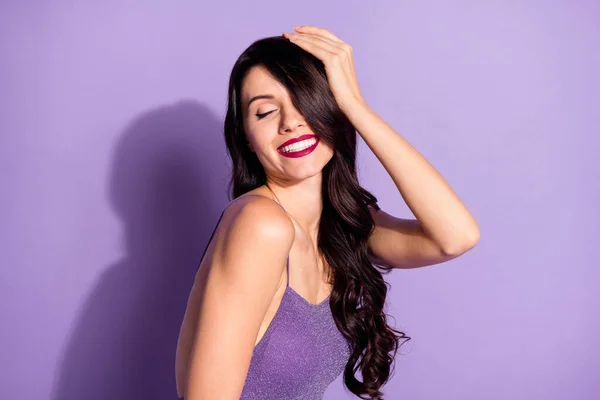 Foto de joven atractivo cabello rizado marrón mujer feliz sonrisa dentada positiva mirada magnífico brillo aislado sobre fondo de color violeta —  Fotos de Stock