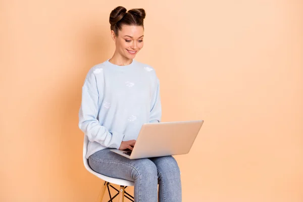Foto de senhora morena otimista sentar escrever laptop desgaste camisola jeans isolado no fundo cor bege pastel — Fotografia de Stock