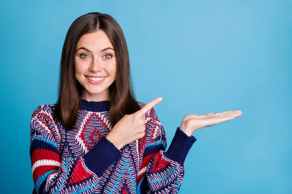 Foto di giovane donna allegra felice sorriso positivo indicare dito offerta di prodotti annuncio isolato su sfondo di colore blu — Foto Stock