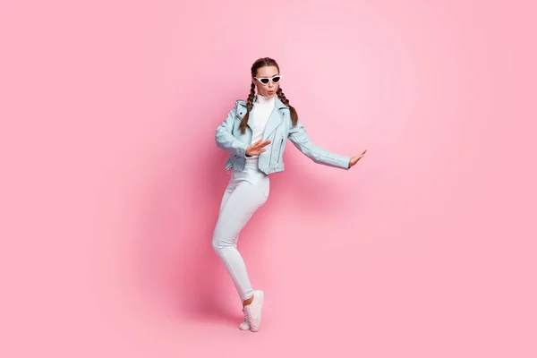 흥분 한 젊은 여학생의 전체 크기 사진은 파스텔 색 배경 위에 고립된 선글라스를 즐겨 착용 한다 — 스톡 사진