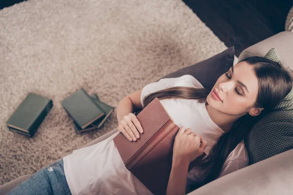 Сверху над высоким углом фото молодой привлекательной женщины отдыха перерыв пауза спать диван держать книгу в помещении — стоковое фото