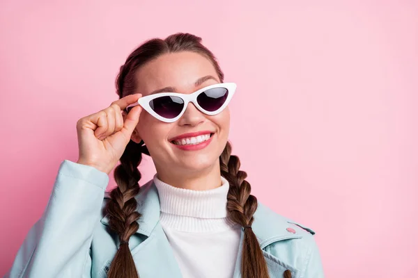 Φωτογραφία του νεαρού χαρούμενο κορίτσι ευτυχής θετικό χαμόγελο φορούν γυαλιά ηλίου απομονώνονται σε παστέλ φόντο χρώμα — Φωτογραφία Αρχείου