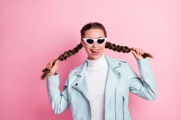 Foto de jovem atraente menina feliz sorriso positivo brincalhão enganando lamber lábios língua gostoso isolado sobre cor rosa fundo — Fotografia de Stock