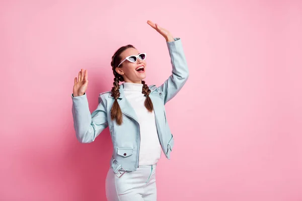 Foto di giovane ragazza allegra felice sorriso positivo look spazio vuoto indossare abbigliamento casual isolato su sfondo di colore rosa — Foto Stock