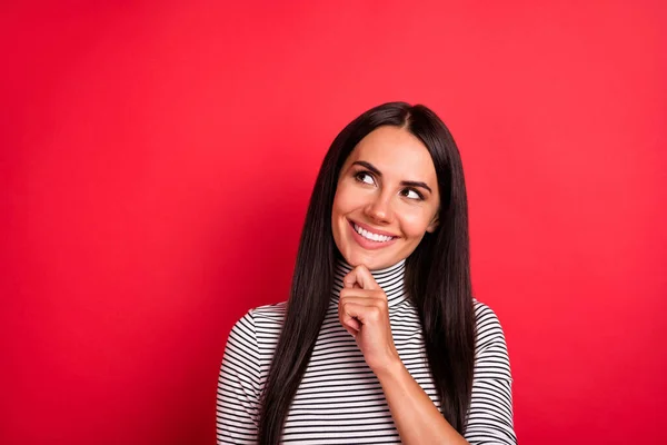 Retrato de chica atractiva de pelo largo alegre decidiendo solución copiar el espacio vacío aislado sobre fondo de color rojo brillante — Foto de Stock