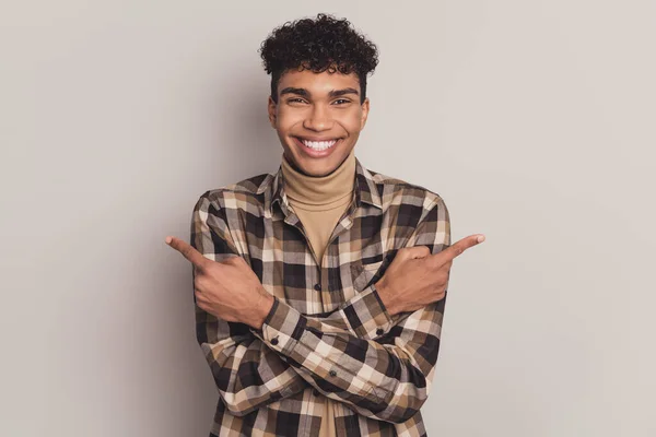 Foto de tipo positivo dedos directos espacio vacío desgaste camisa a cuadros cuello alto aislado fondo de color gris —  Fotos de Stock