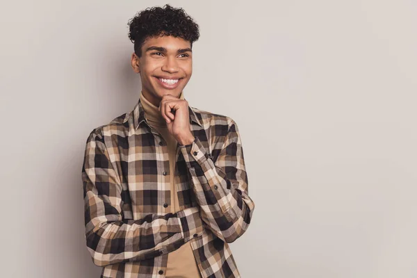 Foto de mente inteligente cara dedo queixo olhar espaço vazio desgaste xadrez camisa gola alta isolado cinza cor fundo — Fotografia de Stock