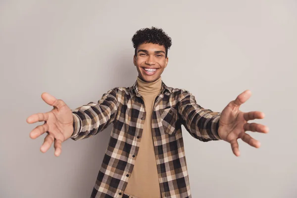 Foto di bello allegro pelle scura uomo mani aperte sorriso benvenuto isolato su sfondo di colore grigio — Foto Stock