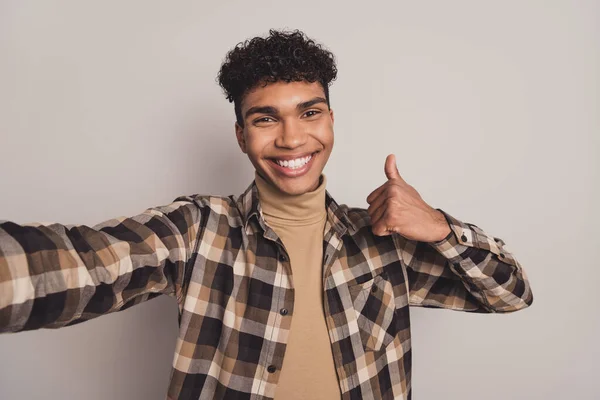 Foto do cara fazer selfie levantar polegar olhar para cima câmera desgaste xadrez camisa gola alta isolado cinza cor fundo — Fotografia de Stock