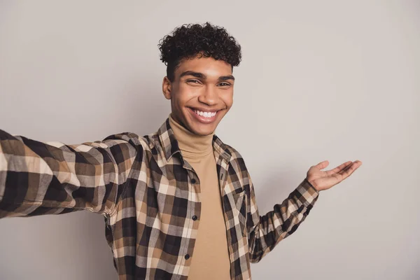Foto av killen skjuta selfie höja handflatan visa tomt utrymme slitage rutig skjorta polotröja isolerad grå färg bakgrund — Stockfoto