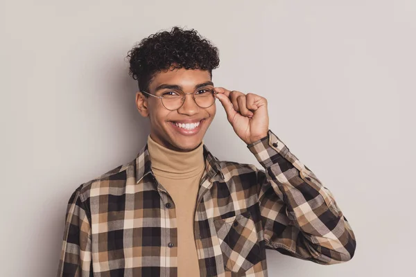 Bild av charmiga smarta afro amerikanska unga man bära glasögon gott humör isolerad på grå färg bakgrund — Stockfoto