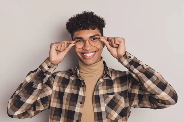 Bild av killen hålla glasögon toothy glänsande leende utseende kamera bära rutig skjorta polotröja isolerad grå färg bakgrund — Stockfoto