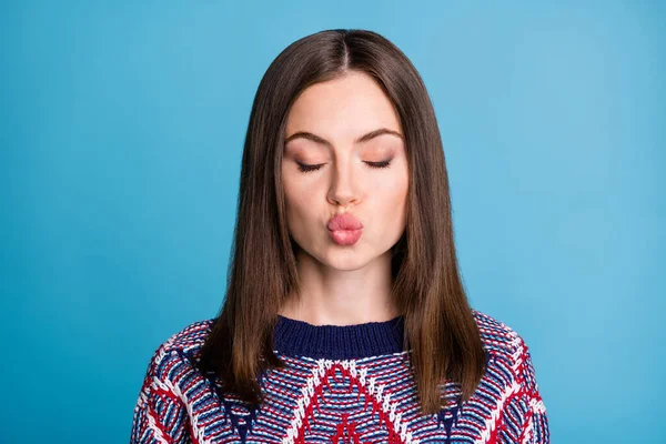 Foto de encantador encantador linda menina bonita com olhos fechados pout lábios beijo data isolada no fundo de cor azul — Fotografia de Stock