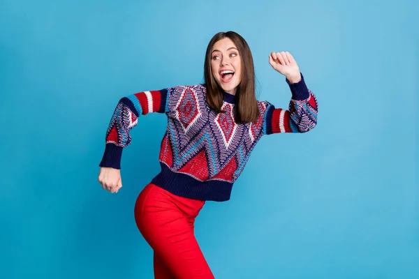 Profiel zijkant foto van jong aantrekkelijk meisje gelukkig positief glimlach dans blik leeg ruimte geïsoleerd over blauwe kleur achtergrond — Stockfoto