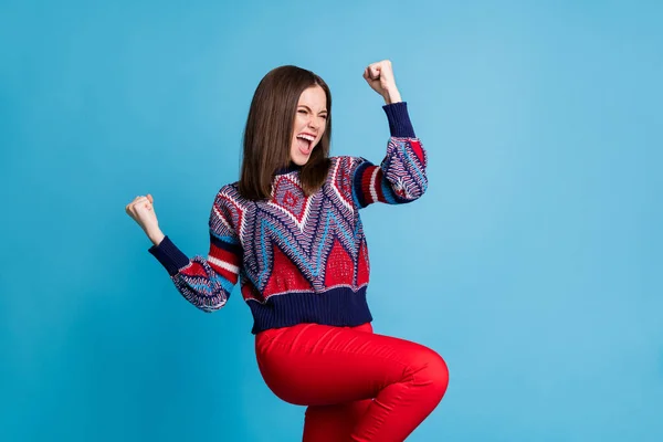 Foto di giovane ragazza attraente felice sorriso positivo gioire vincere la vittoria pugni mani isolate su sfondo di colore blu — Foto Stock