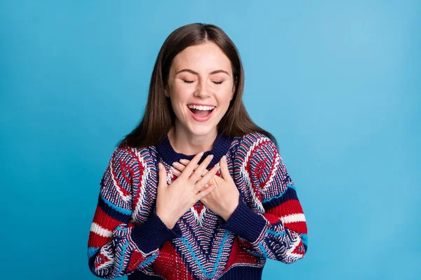 Foto mladé veselá dívka šťastný pozitivní úsměv ruce na hrudníku humor vtip smích izolované přes modré barvy pozadí — Stock fotografie