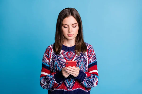 Foto de olhar menina atraente jovem ler navegar celular chat tipo sms isolado sobre fundo de cor azul — Fotografia de Stock