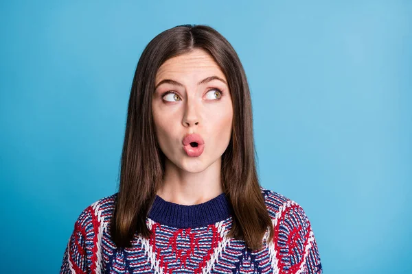 Ritratto di attraente ragazza stupita guardando da parte copia spazio vuoto labbra broncio isolato su sfondo di colore blu brillante — Foto Stock