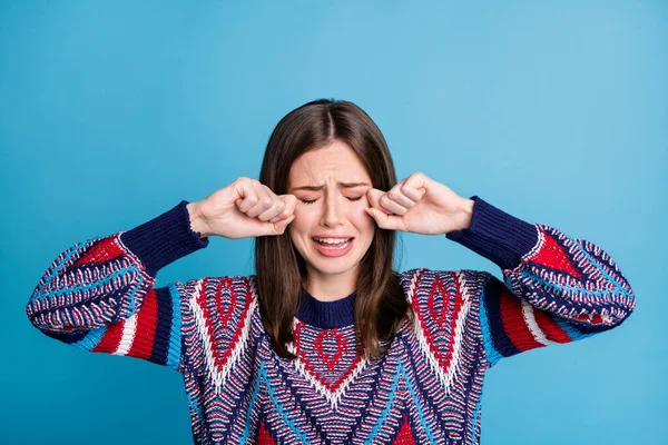 Retrato de menina desapontada atraente chorando esfregando lágrimas isoladas sobre fundo de cor azul brilhante — Fotografia de Stock