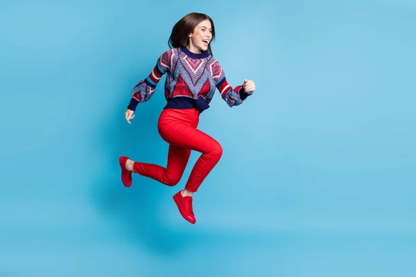 Full längd kroppsstorlek bild av attraktiv glad flicka hoppa kör aktivt liv isolerad över klarblå färg bakgrund — Stockfoto