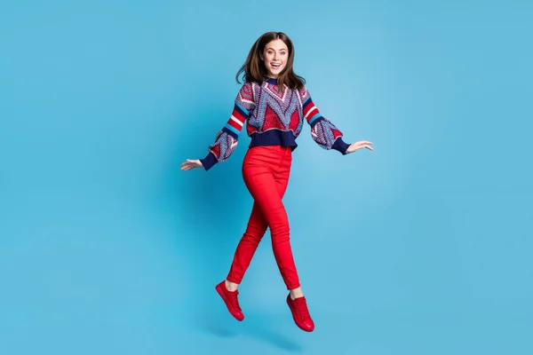Полноразмерный профиль боковая фотография молодой привлекательной девушки счастливая улыбка пойти гулять прыгать вверх взволнованные изолированы на голубом цветном фоне — стоковое фото