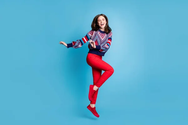 Perfil de tamaño completo lado de la foto de la joven atractiva sonrisa feliz divertirse saltar aislado sobre fondo de color azul — Foto de Stock
