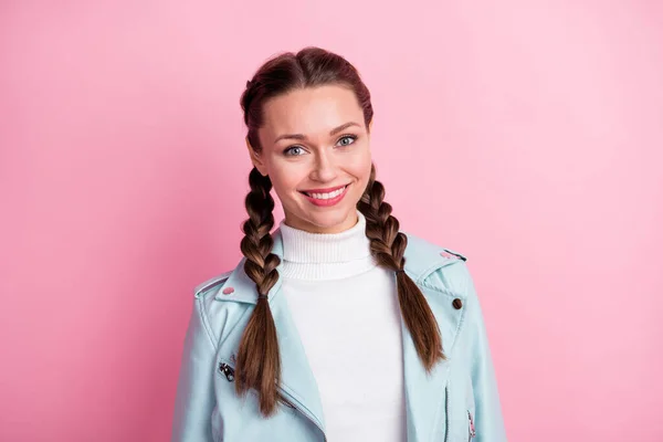 Genç ve çekici bir kızın fotoğrafı. Mutlu bir gülümseme. Pembe arka planda izole edilmiş deri ceket giy. — Stok fotoğraf