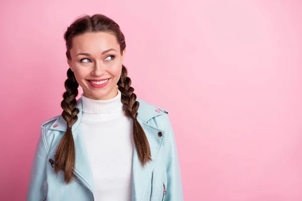 Foto van jong aantrekkelijk meisje gelukkig positief glimlach droom dromerige blik leeg ruimte geïsoleerd over pastel kleur achtergrond — Stockfoto