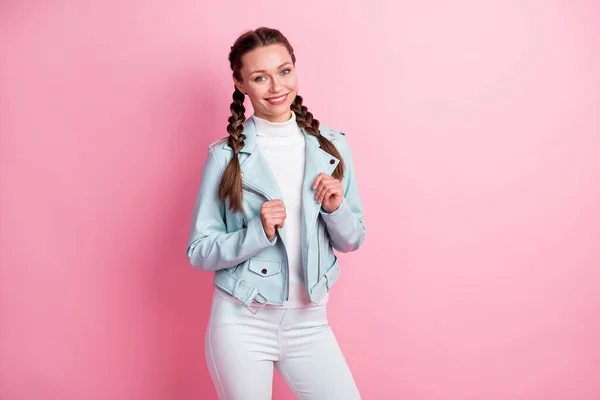 Foto av ung glad flicka glad positiv leende säker slitage casual outfit isolerad över rosa färg bakgrund — Stockfoto