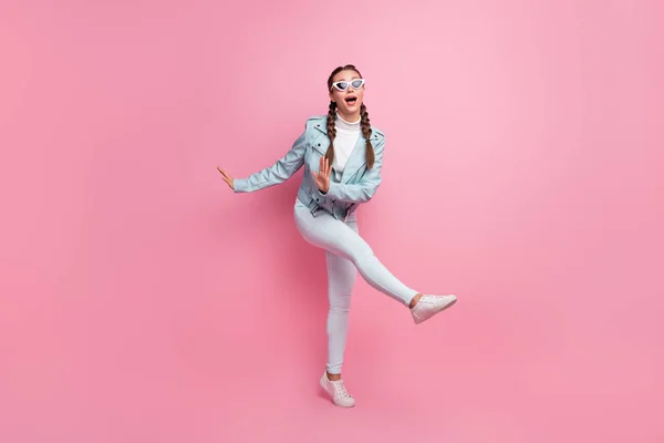 Foto de cuerpo completo de la joven excitada feliz sonrisa positiva disfrutar de la danza de la música aislado sobre fondo de color pastel — Foto de Stock