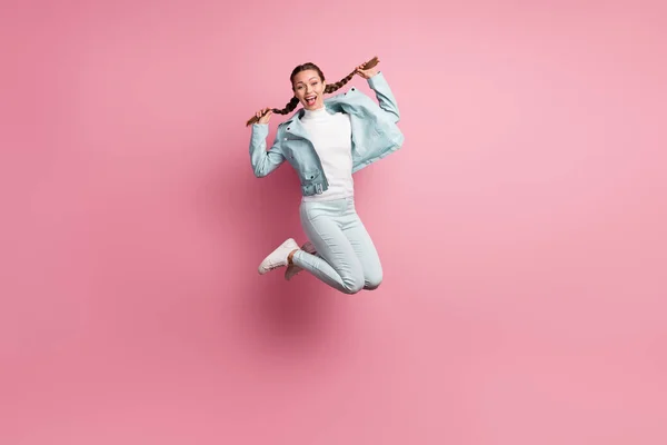 Foto de corpo inteiro de menina animada feliz sorriso positivo se divertir saltar brincalhão isolado sobre fundo de cor pastel — Fotografia de Stock
