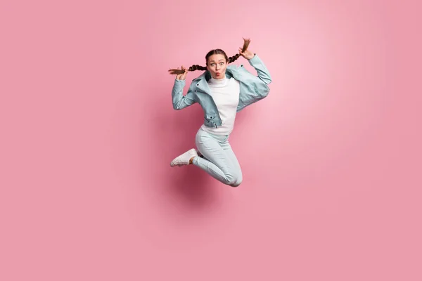 Full längd foto porträtt av kyssande flicka hoppa upp isolerad på pastell rosa färgad bakgrund — Stockfoto