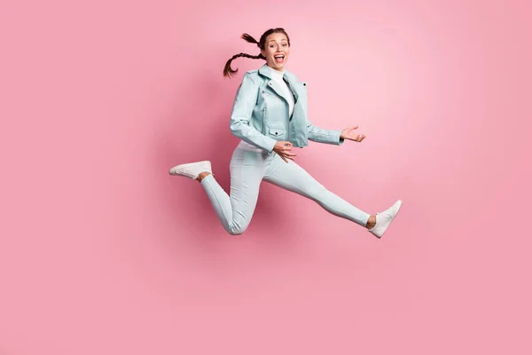 Retrato fotográfico de larga duración de una chica emocionada tocando la guitarra imaginaria saltando aislada sobre un fondo de color rosa pastel — Foto de Stock