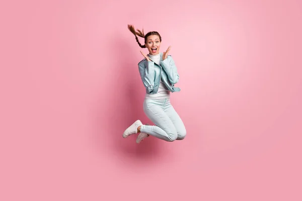Retrato fotográfico de mujer asombrada saltando aislada sobre fondo de color rosa pastel — Foto de Stock